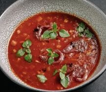 Наваристый мясной суп с пастрами из говядины, копченой паприкой, томатами и каперсами