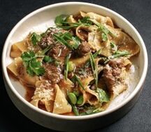 Паппарделле с мясным рагу из ягнёнка, томленного в печи