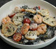 Черный цезарь с креветками