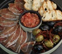 Плато с хамоном serano и оливками