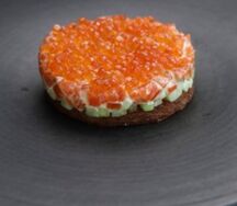 Тартар из лосося с красной икрой на блинчике из картофеля
