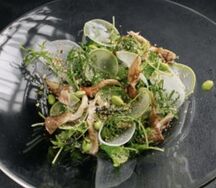 Зелёный салат с жареными вешенками