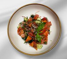 Салат из сезонных овощей