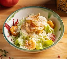 Классический салат Цезарь с креветками