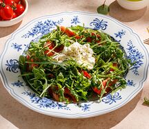 Салат с рукколой, томатами и страчателлой