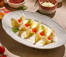 Квари с картофелем и икрой в соусе четыре сыра