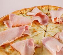 С горгонзолой, вяленым персиком и тамбовским окороком