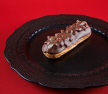 Эклер фундук-молочный шоколад