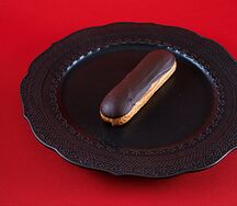 Эклер с английским шоколадом и глазурью