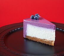 Чизкейк с черничным муссом и ягодами