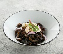 Черные древесные грибы с грецким орехом