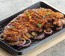 Пряные бараньи ребрышки с луком и кумином