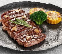 Стейк Стриплойн с соусом из чёрного перца