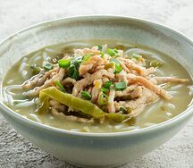 Рисовая лапша со свининой и маринованной пекинской капустой