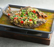 Запеченный карп с маринованной пекинской капустой