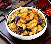 Жареные баклажаны с картофелем и сладким перцем