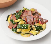 Говядина с китайским соусом и огурцом