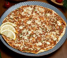 Ламаджо с мясом и сыром 
