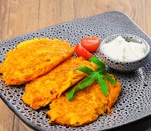 Драники морковные со сметаной