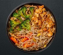 Wok с креветками сливочный