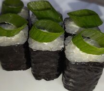 Мини ролл с зеленым луком и сливочным сыром