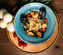 Фирменный салат Бродвей с морепродуктами