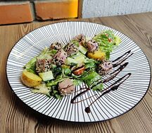 Салат из тунца прожарки Medium Rare с ореховой заправкой