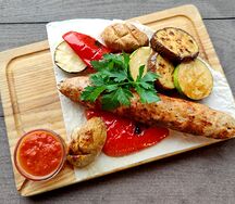 Люля-кебаб из курицы с овощами гриль и аджикой