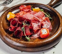 Мясные деликатесы