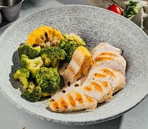 Куриная грудка с брокколи