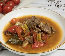 Гуляш из говядины с овощами