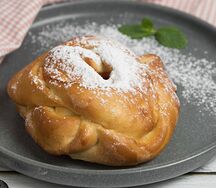Ватрушка со свежей смородиной