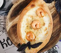 Хачапури по-аджарски с креветкой