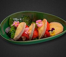 Жареный сулугуни с рулетиками из перца