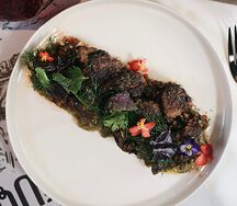 Острый салат с куриной печенью, томатами и орехами