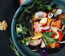 Овощной салат с сиропом из граната и фиолетового базилика