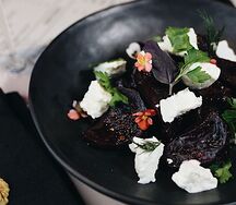 Салат с маринованной свеклой и сыром сулугуни