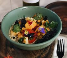 Салат с томатами и соусом из мацони и эстрагона