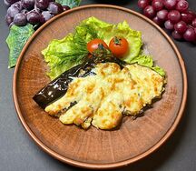 Баклажаны запеченные с помидорами и сыром