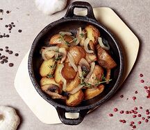Картофель по-деревенски с грибами и луком
