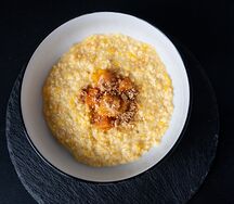 Каша пшенная с карамелизированной тыквой и печеньем амаретто