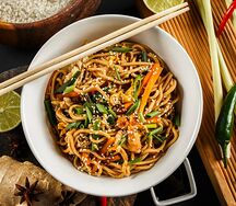 Гречневая лапша с курицей и соусом наси горенг