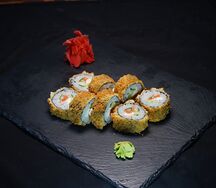 Ролл с лососем жареный