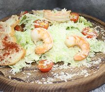 Салат Цезарь с креветками