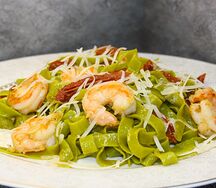 Шпинатная паста с креветками и вялеными томатами