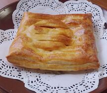 Слойка с ветчиной и сыром