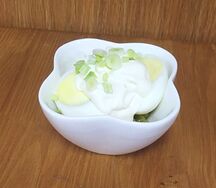 Яйцо с горошком и зелёным луком