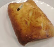 Подушка с сосиской и солёным огурцом