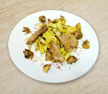 Картофель жареный со свининой и грибами