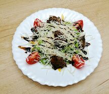 Салат теплый с куриной печенью